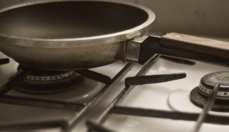 Застолье приятелей закончилось дракой со сковородкой