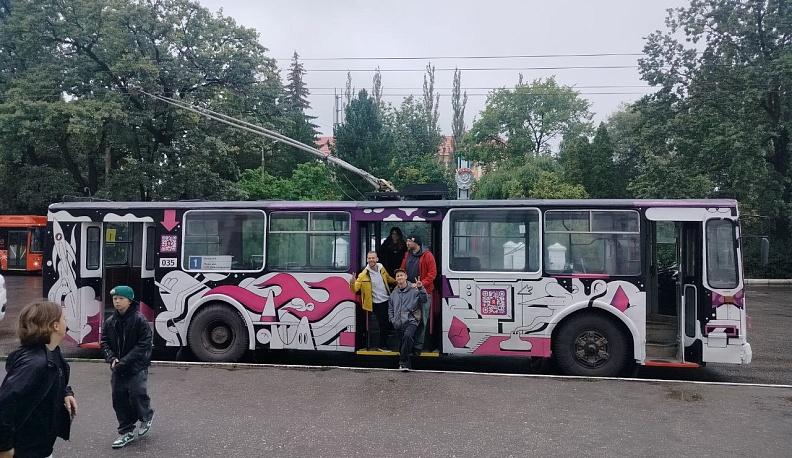 В Калуге запустили второй троллейбус с граффити