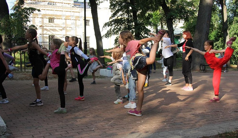 В парке учат рок-н-роллу