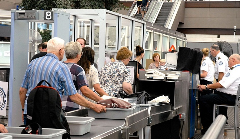 Таможенники в калужском аэропорту изъяли 110 кг насвая