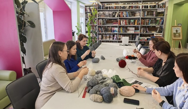 Участники клуба по интересам села Перемышль начали вязать для солдат 