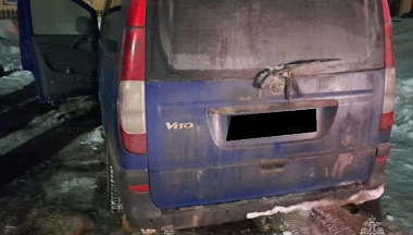 В Юхнове пожарные потушили автомобиль