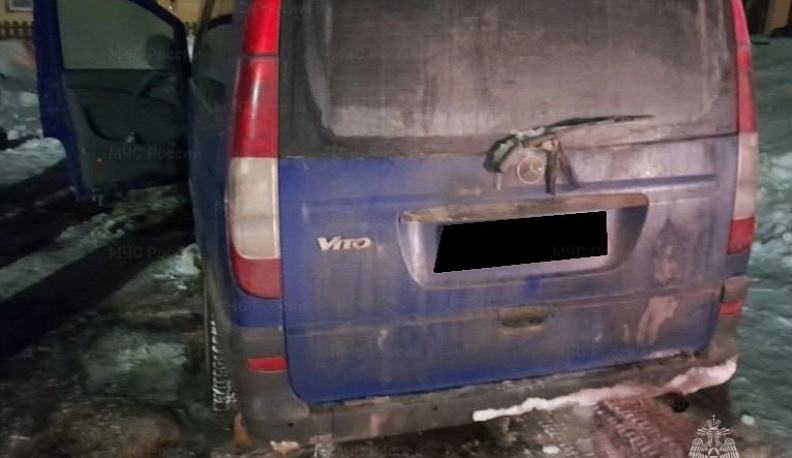 В Юхнове пожарные потушили автомобиль