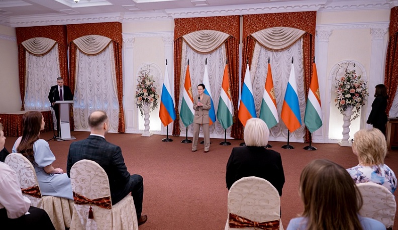 В Калуге наградили лучших муниципальных и государственных служащих