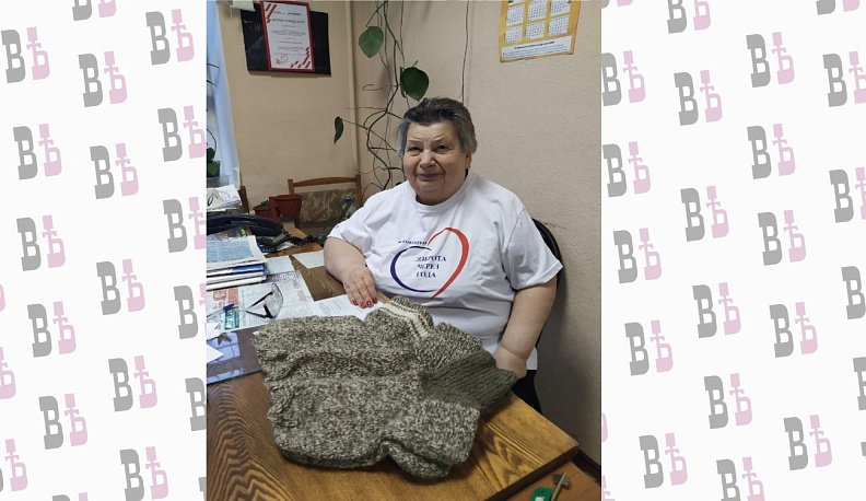 «Серебряные» волонтеры связали более тридцати пар шерстяных носков для участников СВО 