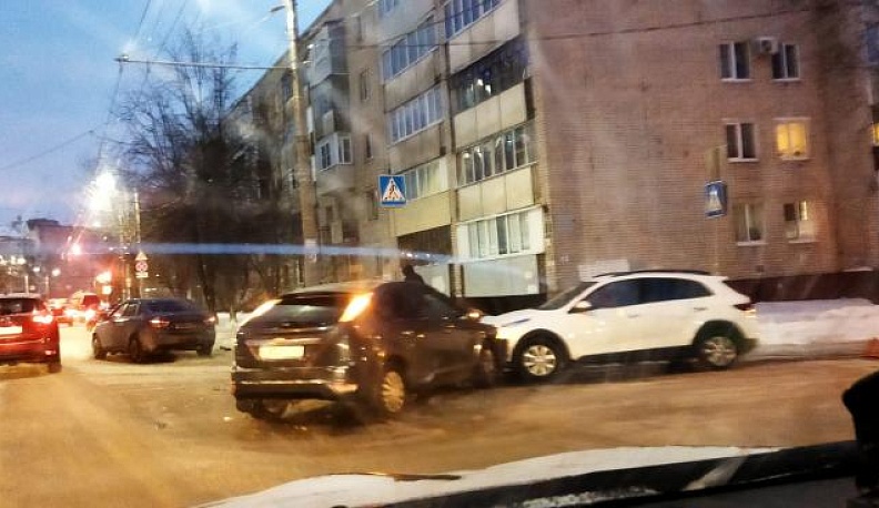 В Калуге у Дома правительства столкнулись три машины