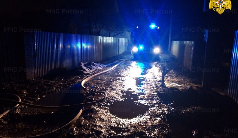 В Калуге в ночь на воскресенье сгорел дачный дом