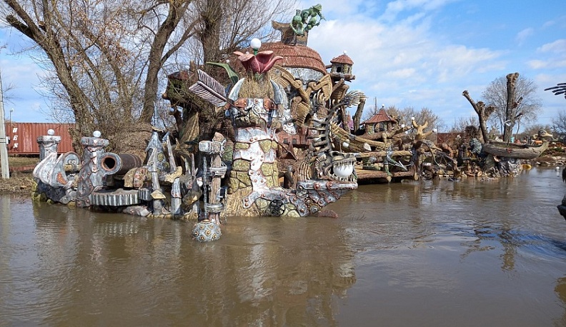 В Калужской области подтопило сказочную усадьбу «Вихляндия».