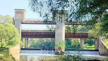 В Обнинске планово поднимают затворы плотины 