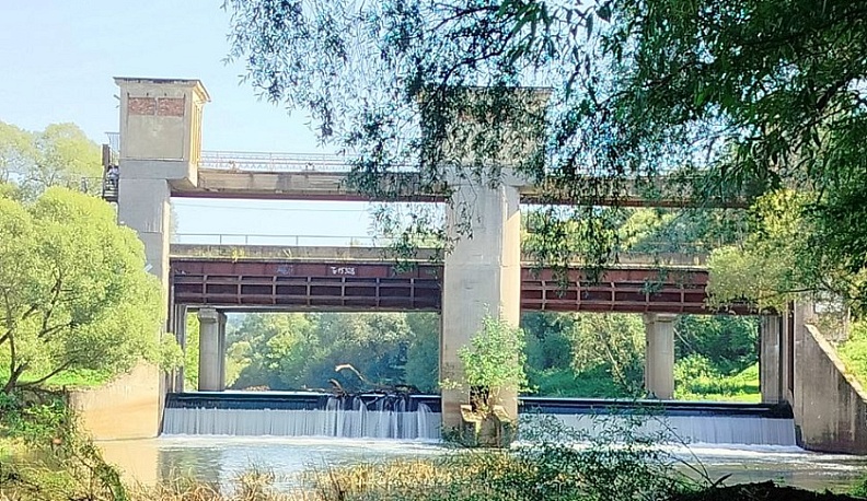 В Обнинске планово поднимают затворы плотины 