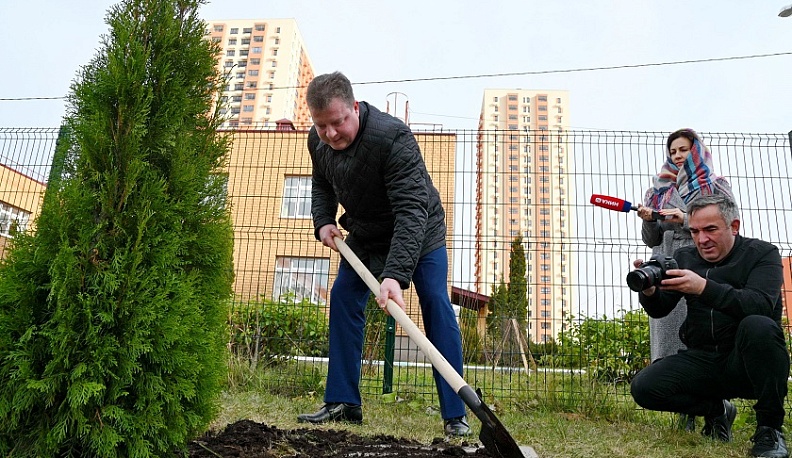 На Правом берегу Калуги прошла экологическая акция «Аллея знаний»