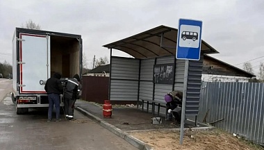 По просьбе жителя в Боровском округе починили остановку