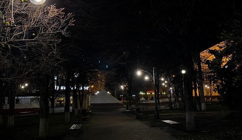 На Театральной площади Калуги обновили освещение