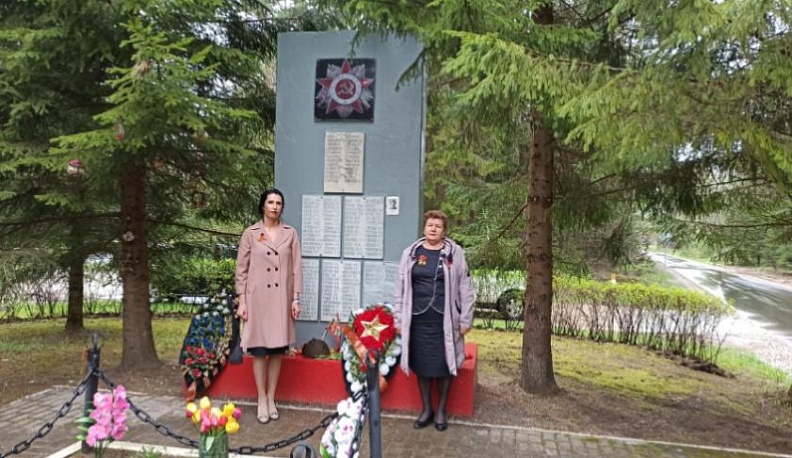 В Жуковском районе возложили венки к воинскому захоронению