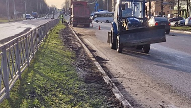 46 дорожных рабочих вывозят мусор с территории Обнинска