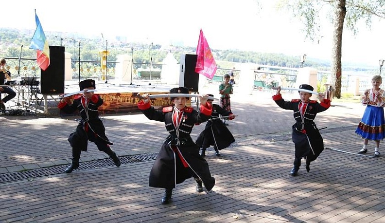 Веселы привалы, где казаки - запевалы