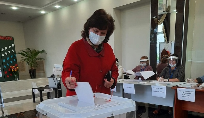 Председатель комитета по агропромышленному комплексу Заксобрания проголосовала на избирательном участке в Сухиничах
