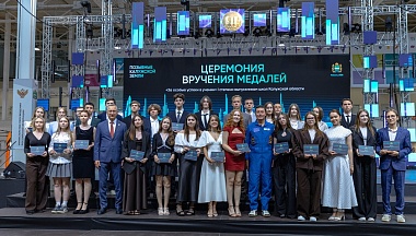 Владислав Шапша вручил золотые медали выпускникам