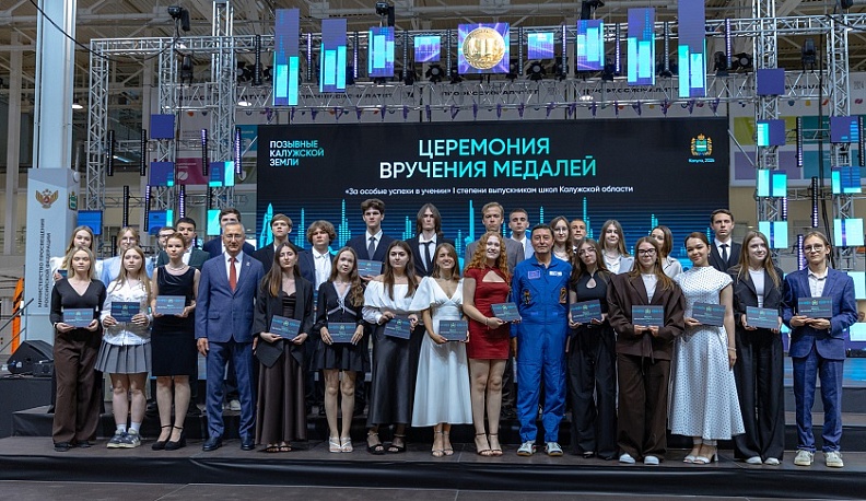 Владислав Шапша вручил золотые медали выпускникам