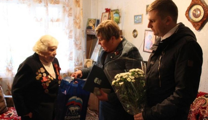 Калужанку с 91-летием поздравили однопартийцы