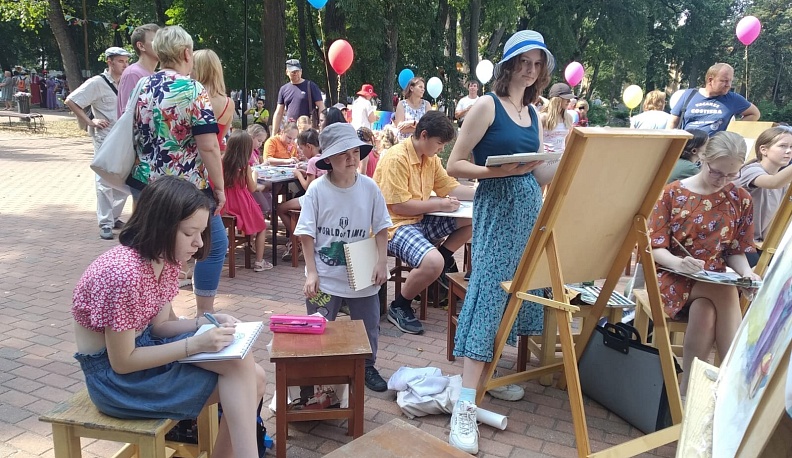 На День города калужане рисовали XIX век