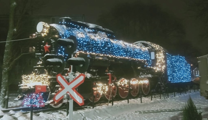 В Калуге в сквере ВЛКСМ к Новому году украсили паровоз