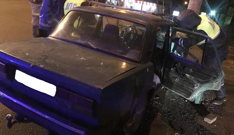 "Семерка" влетела в столб на Московской, есть пострадавшие