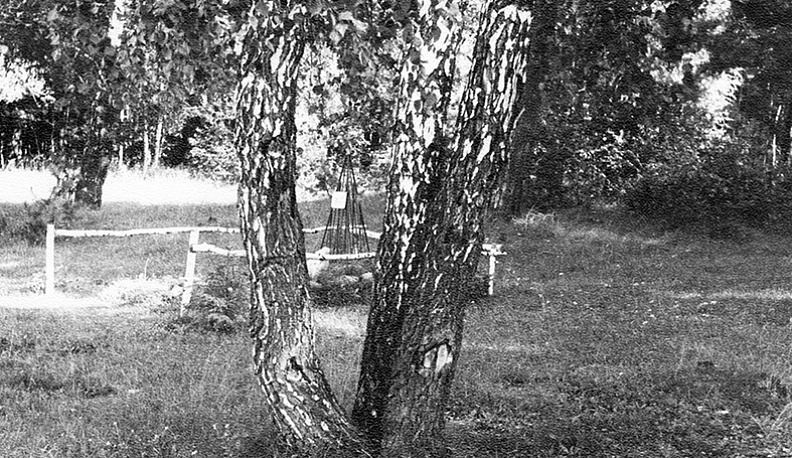 Лето 1973 года. Импровизированный мемориал, установленный москвичами.