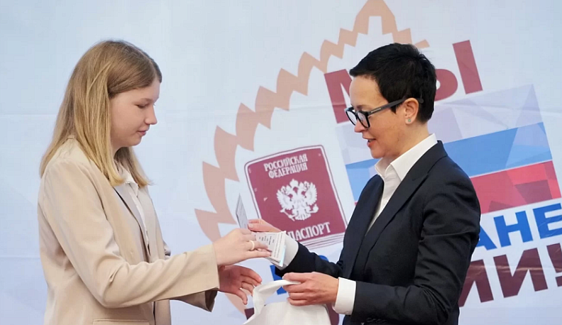 Накануне Дня России калужским школьникам вручили паспорта
