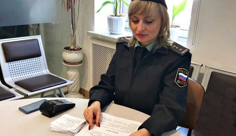 Приставы убедили калужанина выплатить сыну алименты к школе