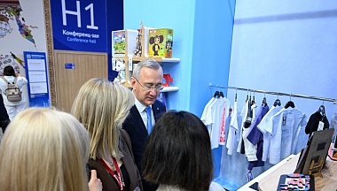 ПМЭФ-2026: Владислав Шапша приветствовал калужских производителей на стенде Росмолодёжи