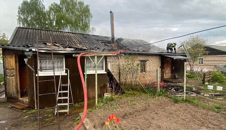 Утром в Мосальске загорелся жилой дом