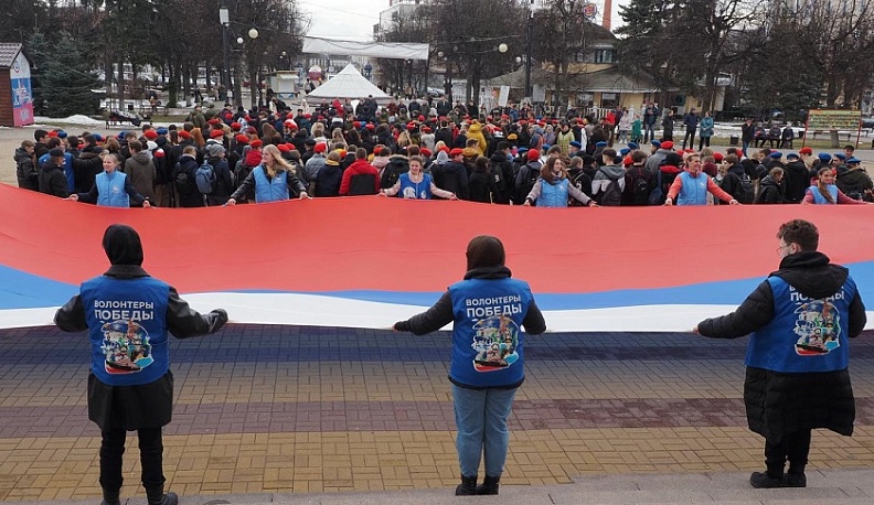 Калужская молодежь провела акцию на Театральной площади в поддержку Вооруженных сил России