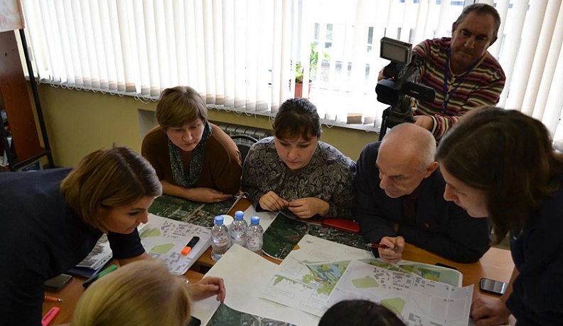 Прежде чем отправлять проект благоустройства набережной реки Другуски на всероссийский конкурс, в Козельске прошли обсуждения. Одна из встреч прошла в районной библиотеке. В ней участвовали ветераны, руководители учреждений, представители городской и райо