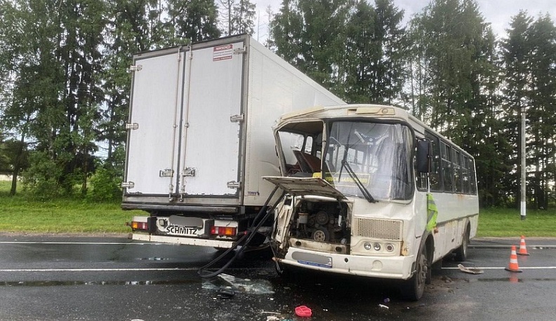 В Калужской области произошла авария с участием фуры и рейсового автобуса