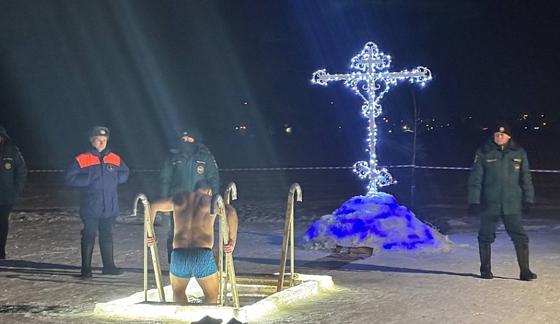 Сотни верующих окунулись в святую воду в Людинове