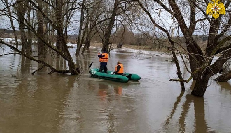 В Малоярославецком районе река, вышедшая из берегов, затопила дорогу