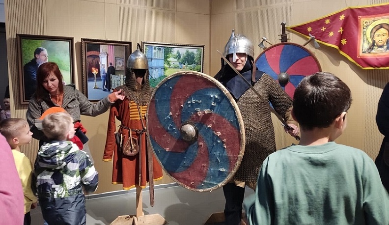 На фестивале «УграФест» можно было познакомиться с различными ремёслами: от изготовления монет до ткачества