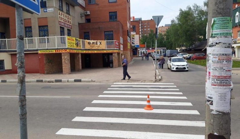 Неизвестный водитель сбил 49-летнюю женщину на «зебре»