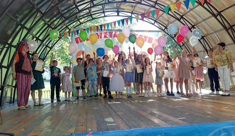 В Думиничах прошел районный фестиваль детского творчества «Краски лета»