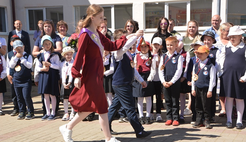 Для 38 выпускников Ерденевской школы прозвучал последний звонок