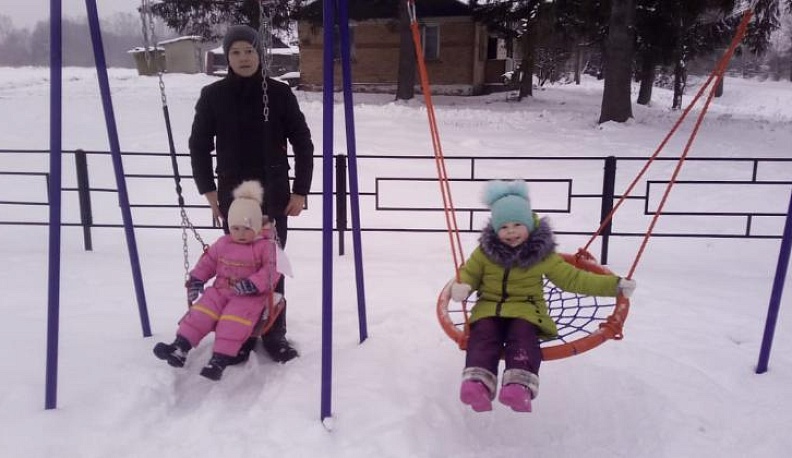 В деревне Перенежье Барятинского района завершено обустройство детской игровой площадки