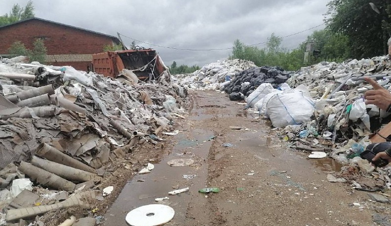 В Медынском районе обнаружили масштабную несанкционированную свалку