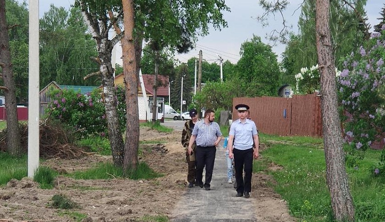 В Хвастовичах, на улице Талалушкина, завершены работы по обустройству пешеходной аллеи