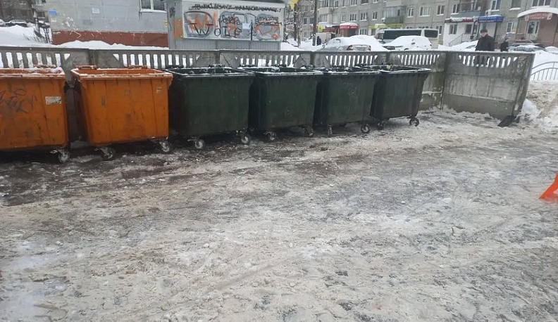 В Калуге продолжают расчищать контейнерные площадки