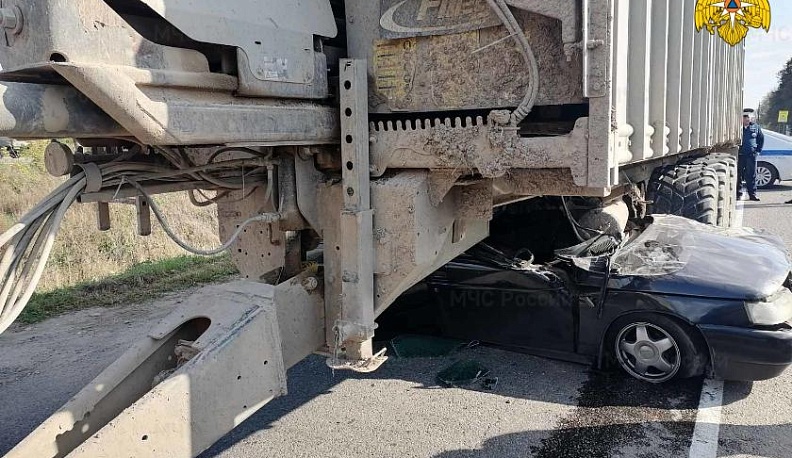 В Калужской области в аварии с трактором погиб 25-летний водитель ВАЗа