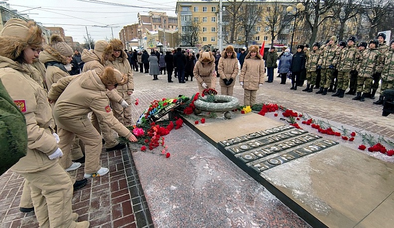 Владислав Шапша возложил цветы к Могиле Неизвестного солдата