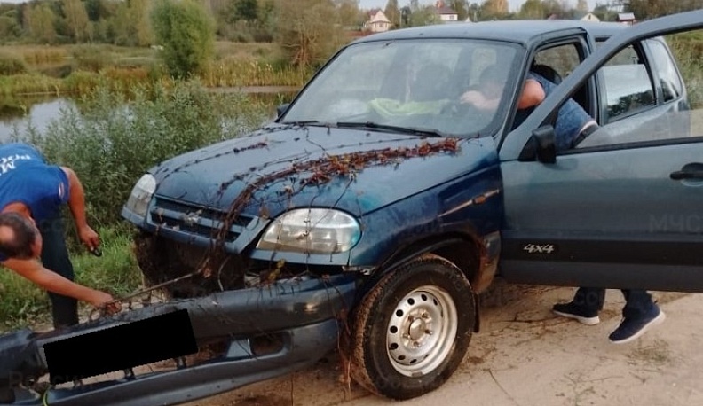 В Калужской области «Chevrolet Niva» съехала в водоём 