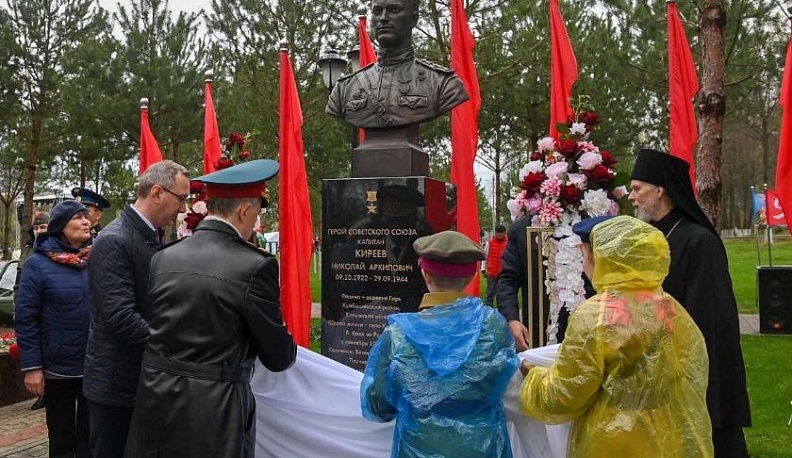 В Куйбышевском районе ко Дню Победы установили памятник Герою Советского Союза
