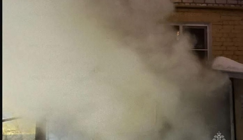 Человек пострадал при пожаре подвала в Калуге